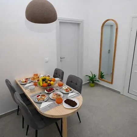 Iliana's Getaway - Private With Jacuzzi Apartmán