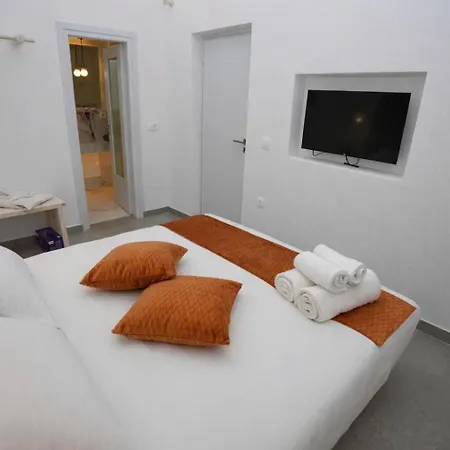 Iliana's Getaway - Private With Jacuzzi Apartmán