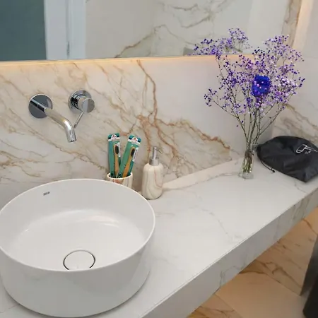 Iliana's Getaway - Private With Jacuzzi