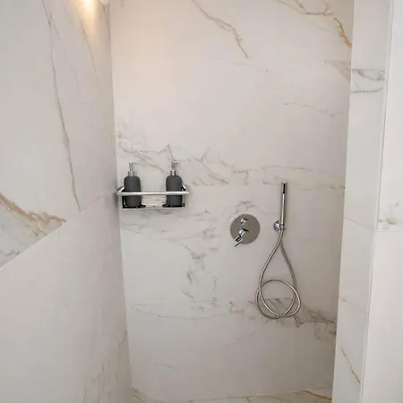 Iliana's Getaway - Private With Jacuzzi Apartmán